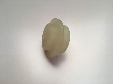 Piezas de goma moldeadas silicón claro del color con enchufe del caucho de tres el pequeño agujeros